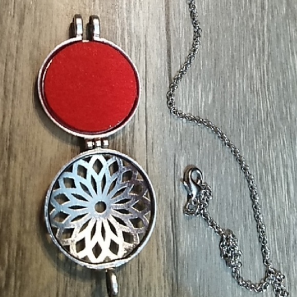 Large Silver tone Oil diffuser locket on 32" chain - Picture 2 of 2